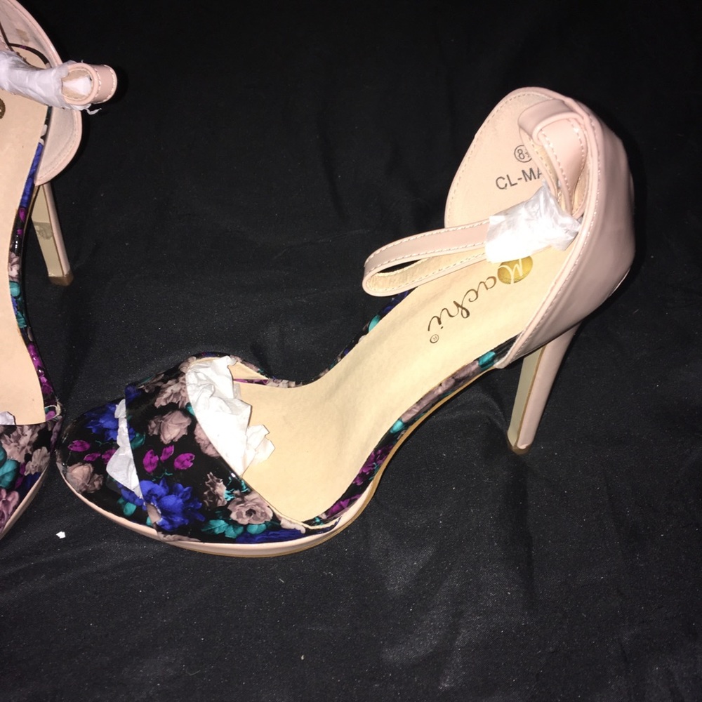 Sandals - Picture 2 of 4